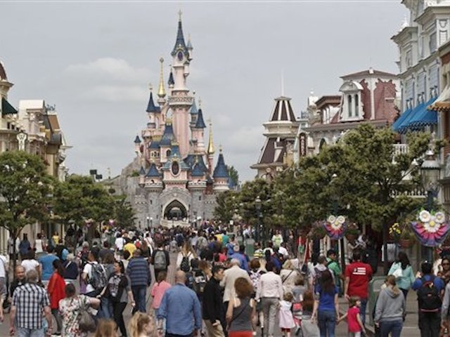 Worker dies at Disneyland Paris haunted house