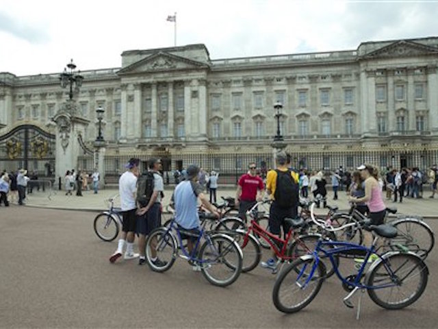 Court: Palace trespasser is convicted murderer