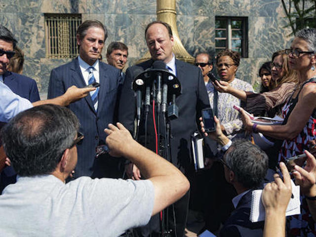 Lee Baca, former LA sheriff, withdraws guilty plea on corruption charges