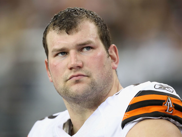 Cleveland Browns' Joe Thomas declares himself questionable for game due to 'receding hairline'