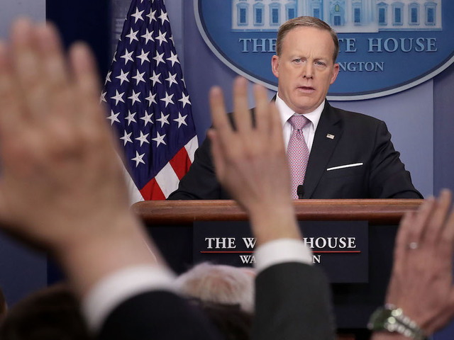 Woman questions Spicer at DC Apple store, tweets video