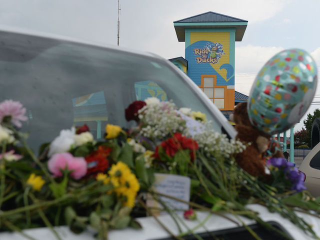 People killed in duck boat tragedy weren't wearing life jackets when found, source says