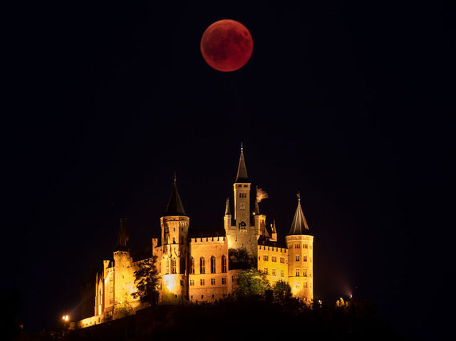 The Blood Moon Lunar Eclipse Offers Thrilling Views The Blood Moon Lunar Eclipse Offers Thrilling Views