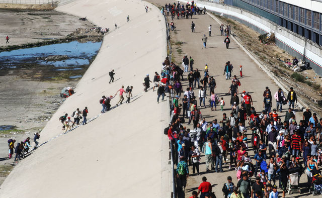 Migrants converge on Tijuana-San Diego border